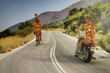 Giraffe mit Fahrrad und Motorrad machen in Wüste eine Ausfahrt