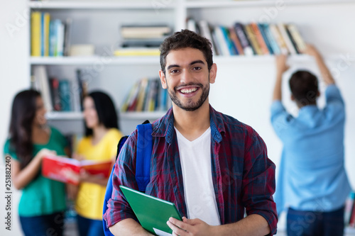 Lachender spanischer Student in der Uni-Bibliothek Canvas Print