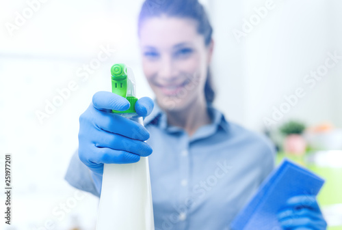 Cuadros en Lienzo Housewife using a spray detergent