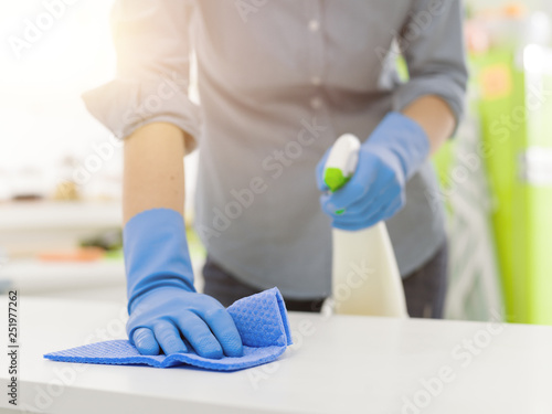 Cuadros en Lienzo Woman cleaning with a spray detergent