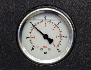 Pressure gauge with two scales