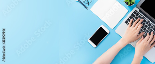 Cuadros en Lienzo Asian student surf internet for job hunting