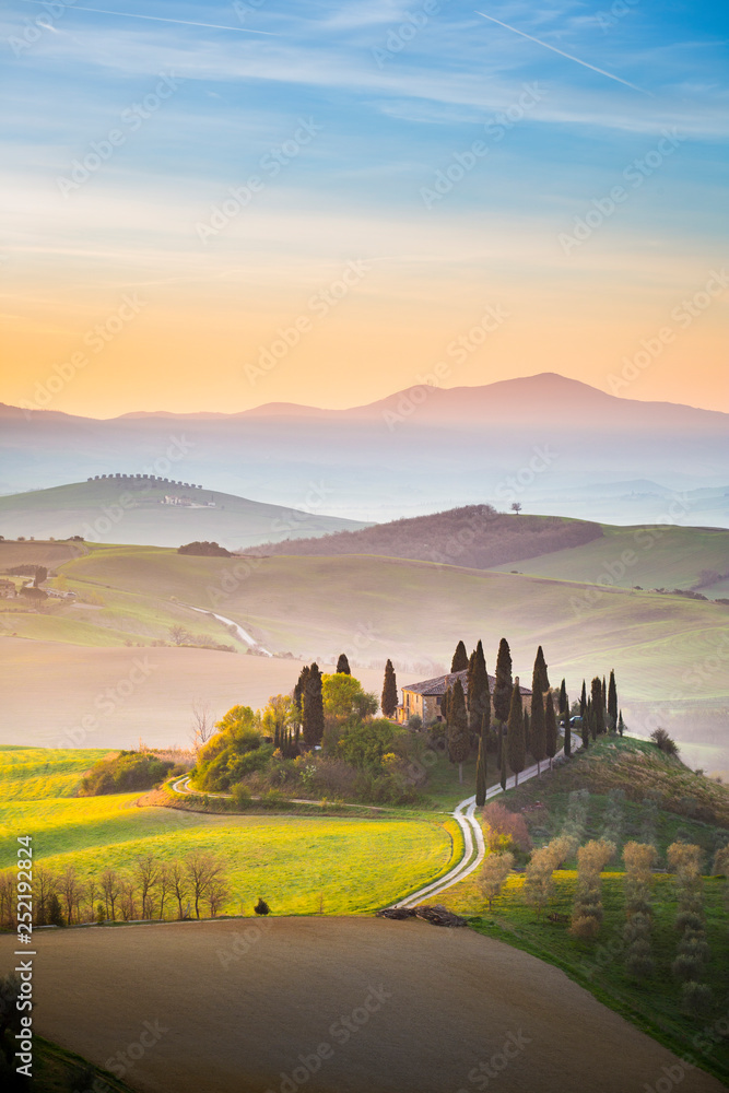 A lonely farmhouse between tuscan rolling hills. Val d'Orcia, Siena province, Tuscany, Italy - obrazy, fototapety, plakaty 