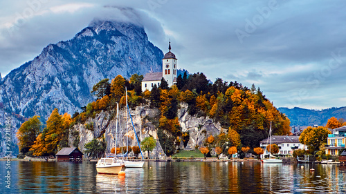 Panoramic scenic sunset over Austrian alps lake Tableau sur Toile