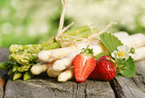 Spargel, grün und weiß, mit Erdbeeren, auf Brett, Textraum