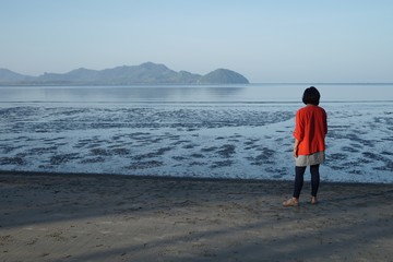 Canvas Print - People on the beach in morning 