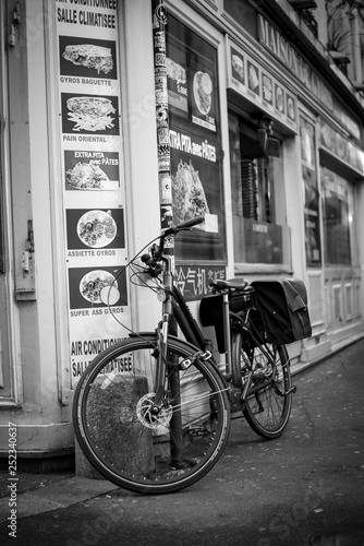 Dekoracja na wymiar  rower-przed-grecka-restauracja