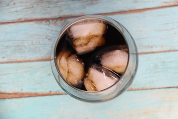 Poster - Cola dans un verre avec des glaçons