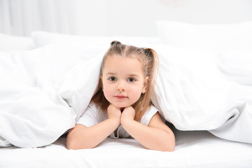 Canvas Print - Beautiful little girl in bed at home. Bedtime schedule