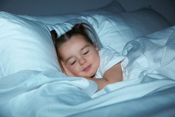 Canvas Print - Beautiful little girl sleeping in bed at night. Bedtime schedule