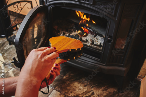 Cuadros en Lienzo Fireplace bellows in the female palms of the hands.