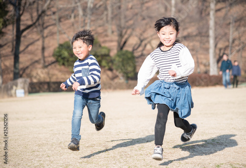 笑顔で走る子供 Stock 写真 Adobe Stock