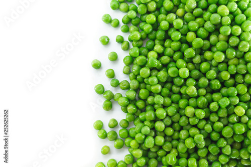 Fotomural pile green peas on white background.