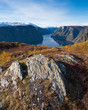 Blick auf den Aurlandsfjord an einem sonnigen Herbsttag