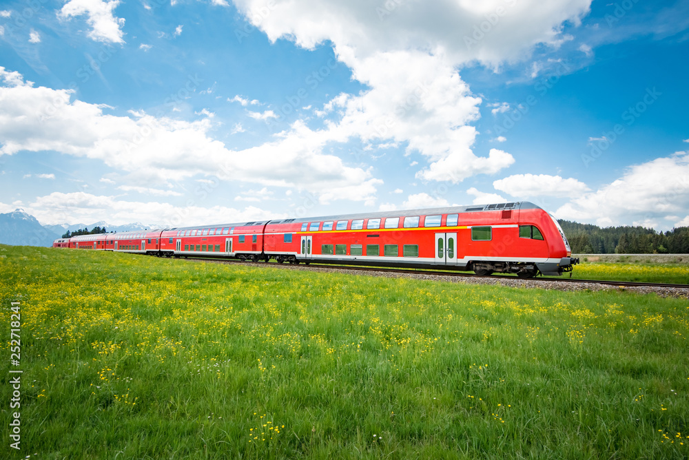 Rote Regionalbahn im Oberallgäu - obrazy, fototapety, plakaty 