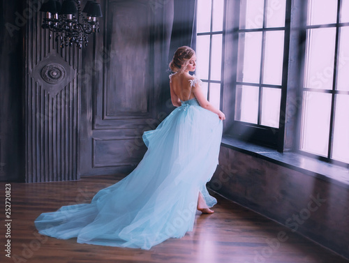 Fotomural Cinderella after the fabulous incarnation, happy runs up to the window
