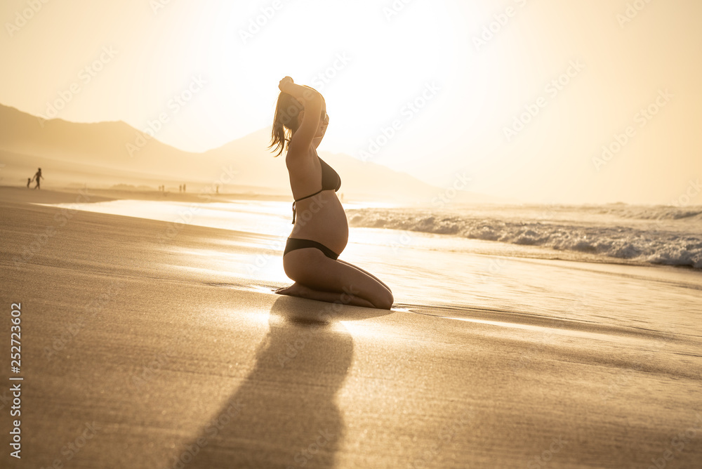 Kobieta w ciąży - Plaża - wypoczynek - obrazy, fototapety, plakaty 
