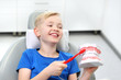 © Robert Przybysz - Stomatologia, radosne dziecko na fotelu dentystycznym