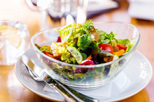 Frischer Salat Auf Dem Tisch In Einem Restaurant.