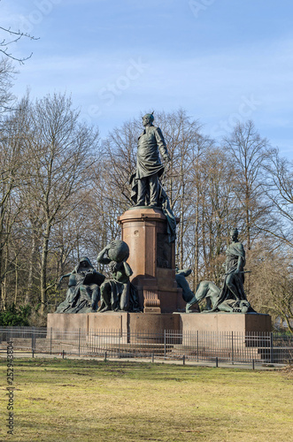 Cuadros en Lienzo Bismarck Memorial in the Tiergarten, the largest urban park of Berlin, Germany