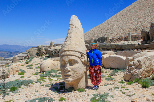 Cuadros en Lienzo Ancient stone sculptures of kings and animals on Mount Nemrut (Nemrut Dag)