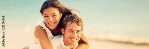 Fotomural Banner of happy young people in love piggybacking on beach honeymon vacation background
