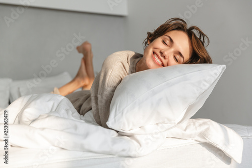 Fotografía Smiling young girl relaxing in bed