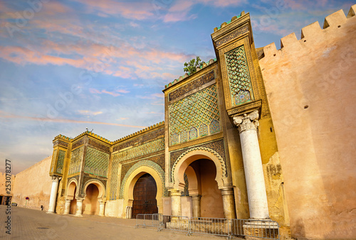 Fotografía Old walls with gate Bab Mansour in medina of Meknes