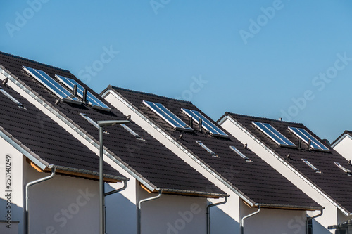 Haus Neubau Wohnen Neubaugebiet Eigenheim Bauen Kran Baukran Acker