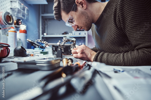 Fotografía Electronic technician working in the modern repair shop