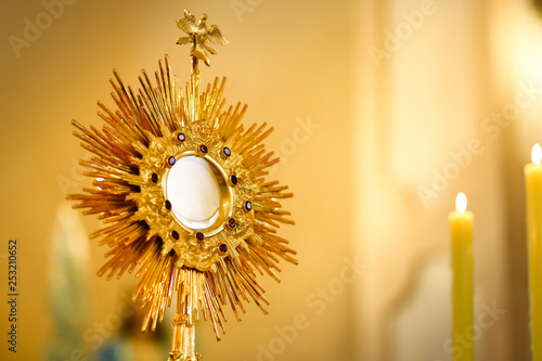 Fotografía Ostensorial adoration in the catholic church