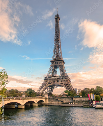 Fotografia, Obraz  Beautiful eiffel tower on seine river
