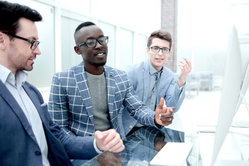 Canvas Print - Group of casually dressed businesspeople discussing ideas in the office