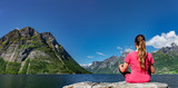 Fototapeta  - Frau an einem Fjord