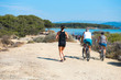 © AlcelVision - Randonneurs en bord de mer