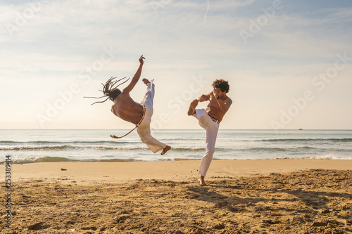 Fototapety Kickboxing  mezczyzni-trenuja-capoeira-na-plazy-koncepcja-o-ludziach-stylu-zycia-i-sporcie-trening-dwojga