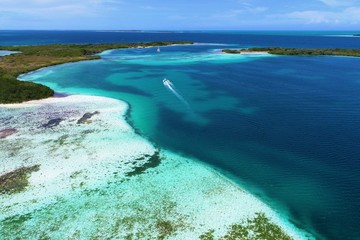 Caribbean sea, Los Roques, Venezuela: vacation on the blue sea and paradisiac beach. Vacation travel. Travel destination. Tropical travel. Great beach scenery. Beautiful landscape.