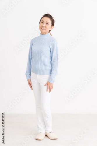 笑顔のシニア女性 全身 Stock Photo Adobe Stock