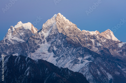 Fototapeta Mount Everest  trekking-na-everescie-nepal-w-ramach-mount-thamserku-o-zachodzie-slonca-renjo-la-przelecz