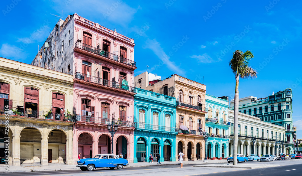 Die Hauptstraße in Havanna „Calle Paseo de Marti“ mit alten restaurierten Häuserfronten und Oldtimer auf der Straße - Panorama - in Kuba - obrazy, fototapety, plakaty 
