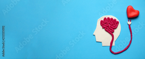 Fotografía Figure of man with brain and red heart. Love and intelligence.