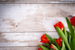 Czerwone tulipany na drewnianym tle