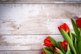Fototapeta Tulipany - Czerwone tulipany na drewnianym tle