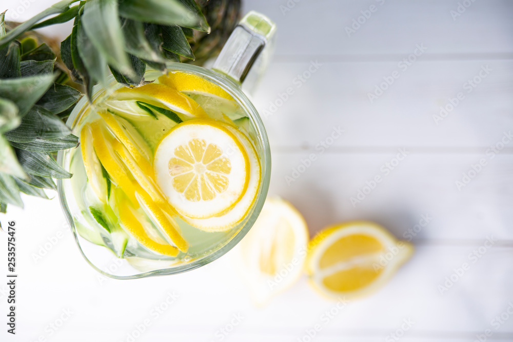 Owocowa lemoniada w szklanym dzbanku. Cytryny i ananas - obrazy, fototapety, plakaty 