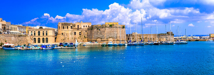 Canvas Print - Landmarks of Puglia - old town of Gallipoli. south of Italy