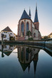 Die Pfarrkirche St. Ulrich auf dem Marktplatz in Deidesheim, Rheinland-Pfalz, Deutschland 