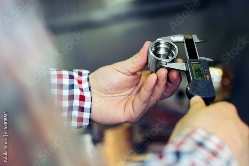 Fotografía Technician in a Metal Manufacturing Company Measuring with Digital Vernier Calip