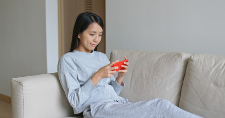 Canvas Print - Woman play game on cellphone