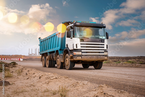 Cuadros en Lienzo camion benne sur le chantier en gros plan