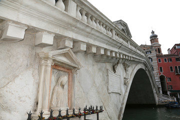 Wall Mural - ancient statue of the Madonna under the Rialto bridge in the isl